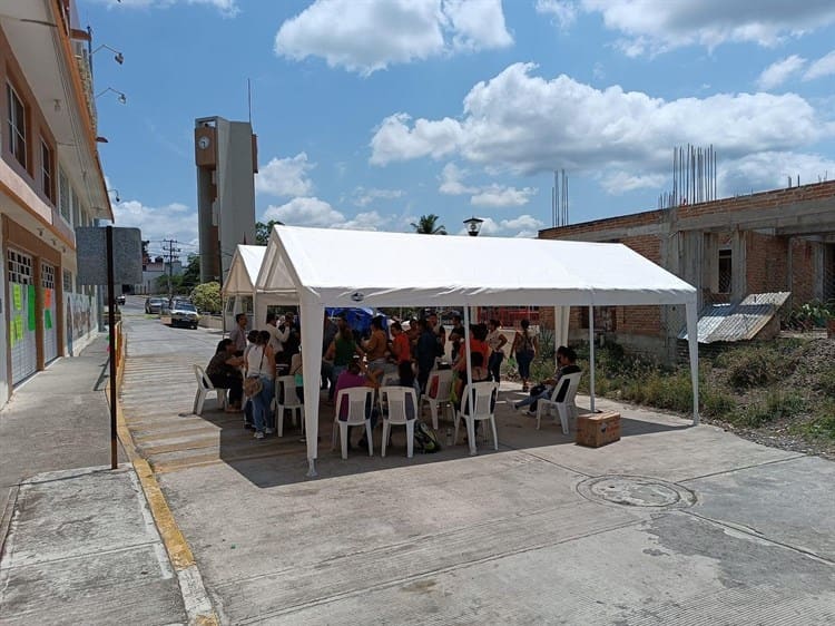 Toman escuela para exigir salida de tutoras en Tihuatlán