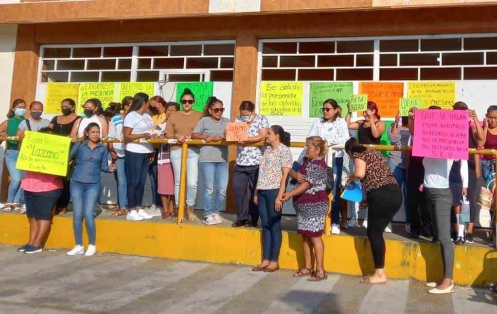 Toman escuela para exigir salida de tutoras en Tihuatlán