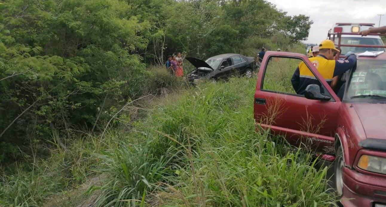 Tráiler casi choca a automóvil en Tierra Blanca; el vehículo quedó en la maleza