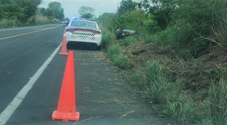 Tráiler casi choca a automóvil en Tierra Blanca; el vehículo quedó en la maleza