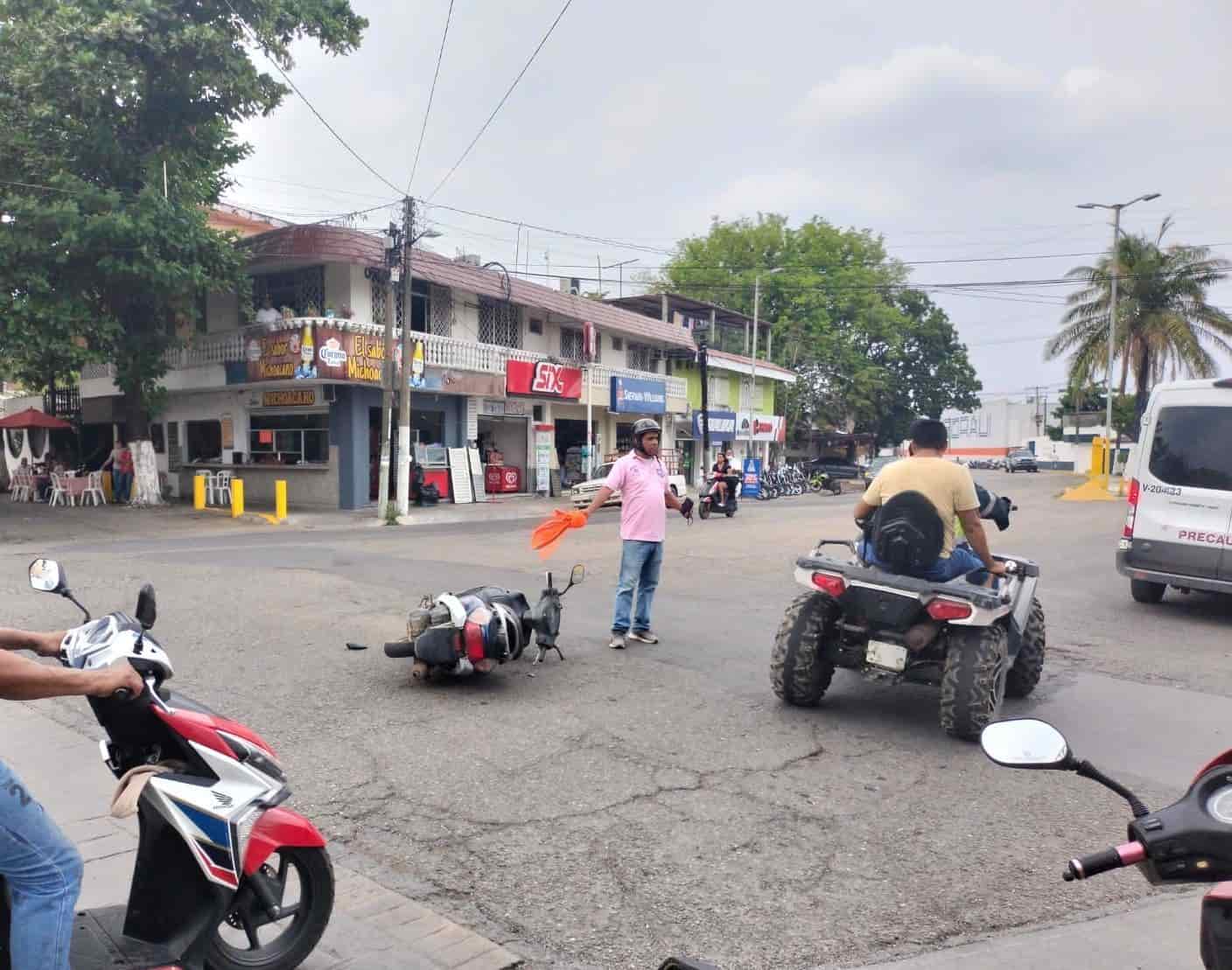Mujer motociclista resulta lesionada al ser impactada por un automóvil en Tierra Blanca