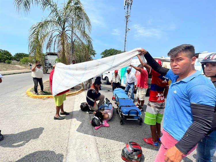 Camioneta impacta a motociclistas en Lagos de Puente Moreno