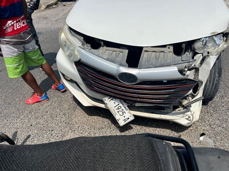 Camioneta impacta a motociclistas en Lagos de Puente Moreno