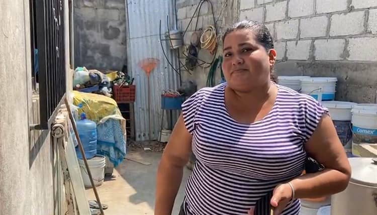 Pagan caro el servicio de agua y apenas les llega un chorrito y ¡con gusanos! (+Video)