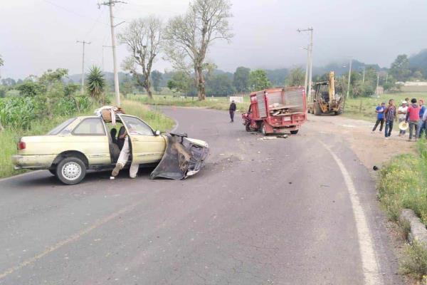 Chocan auto y camioneta en la Naolinco-Acatlán