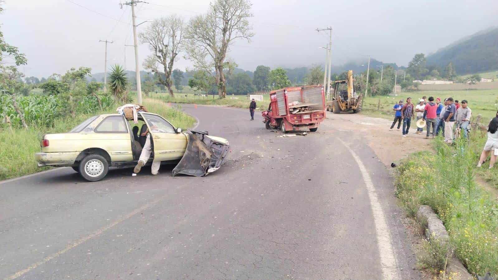 Automóvil y camioneta chocan en la carretera a Naolinco-Acatlán