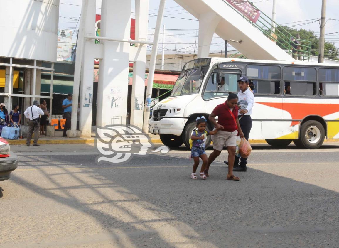 ¡Puente peatonal de adorno! Se arriesgan cruzando la Transístmica en Cosoleacaque