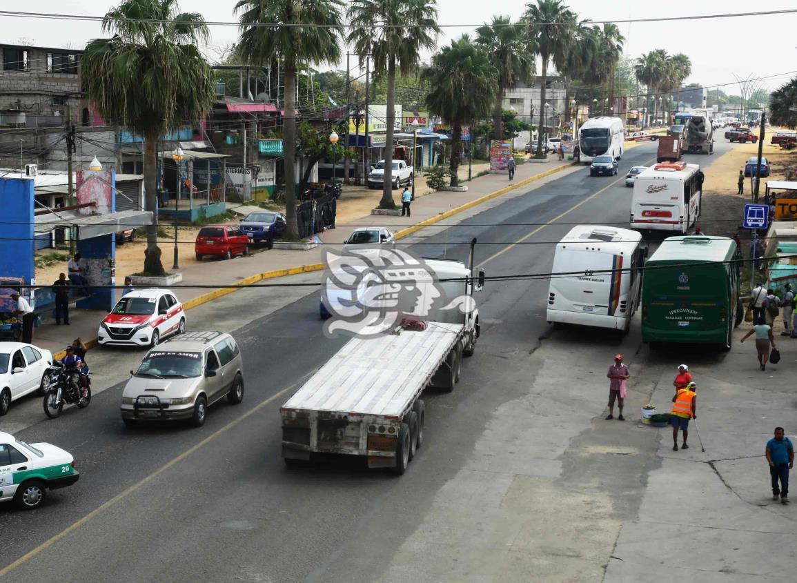 Mueven parada de autobuses por obra en la Costera del Golfo