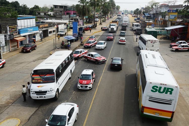 Mueven parada de autobuses por obra en la Costera del Golfo