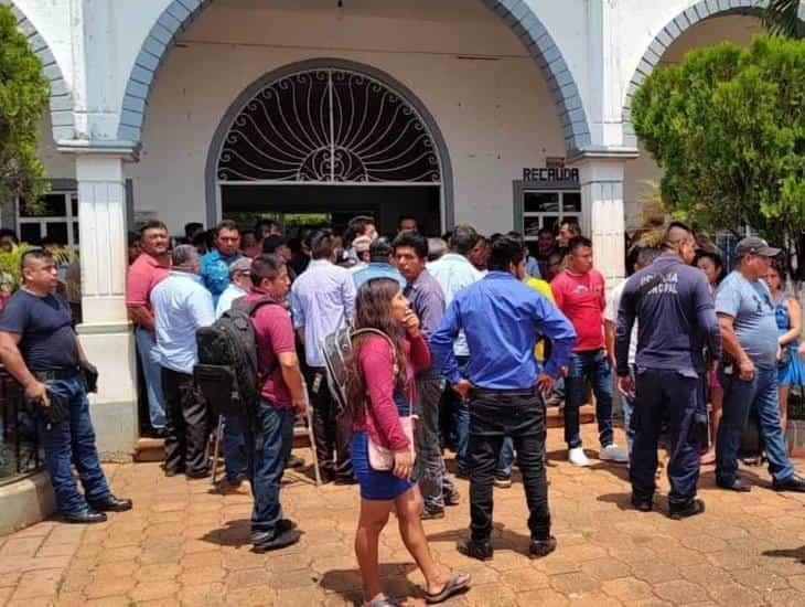 ¡Exigen construcción de obras! Antorchistas se plantan en Palacio de Soteapan