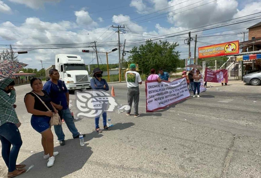 Padres del alumnos del Cobaev 32 toman y bloquean carretera Poza Rica-San Andrés