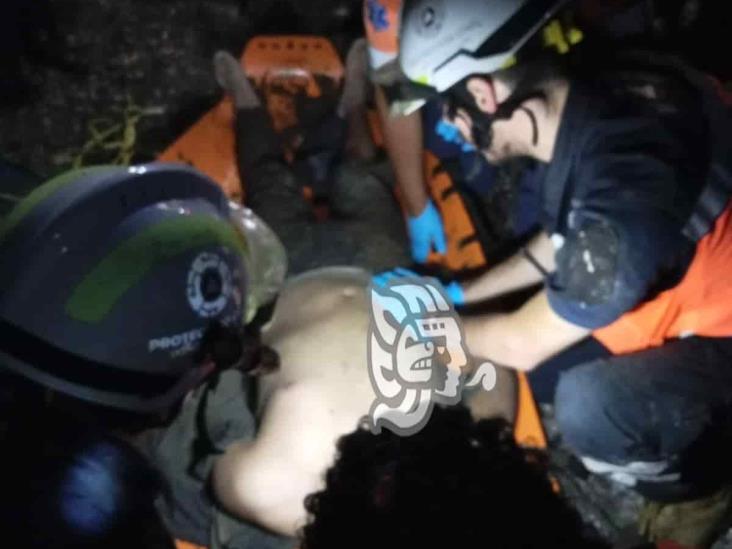 Rescatan a senderista con vida de la Barranca del Metlác, Ixtaczoquitlán