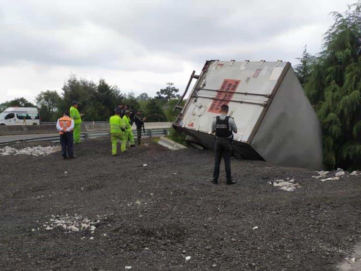 Vuelca tráiler cargado de leche en polvo en el libramiento Xalapa – Perote