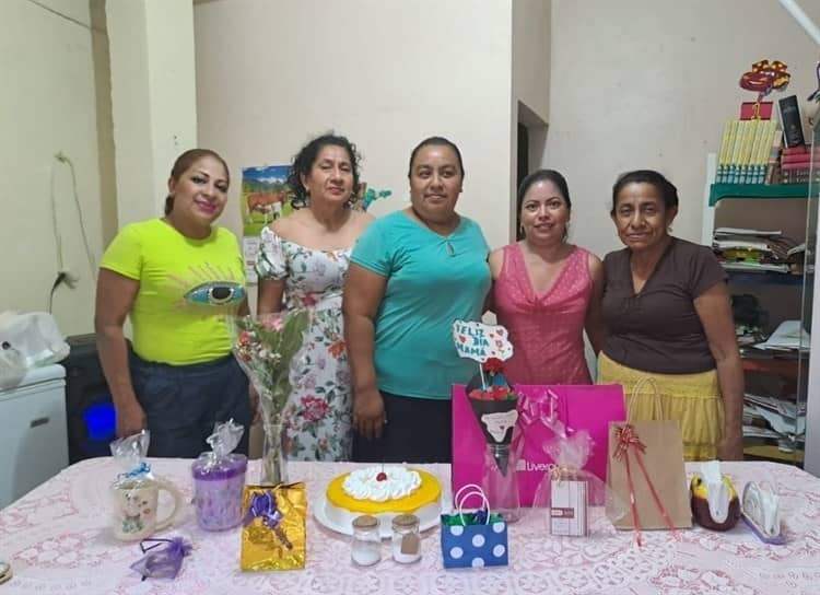 Pasteles y felicitaciones