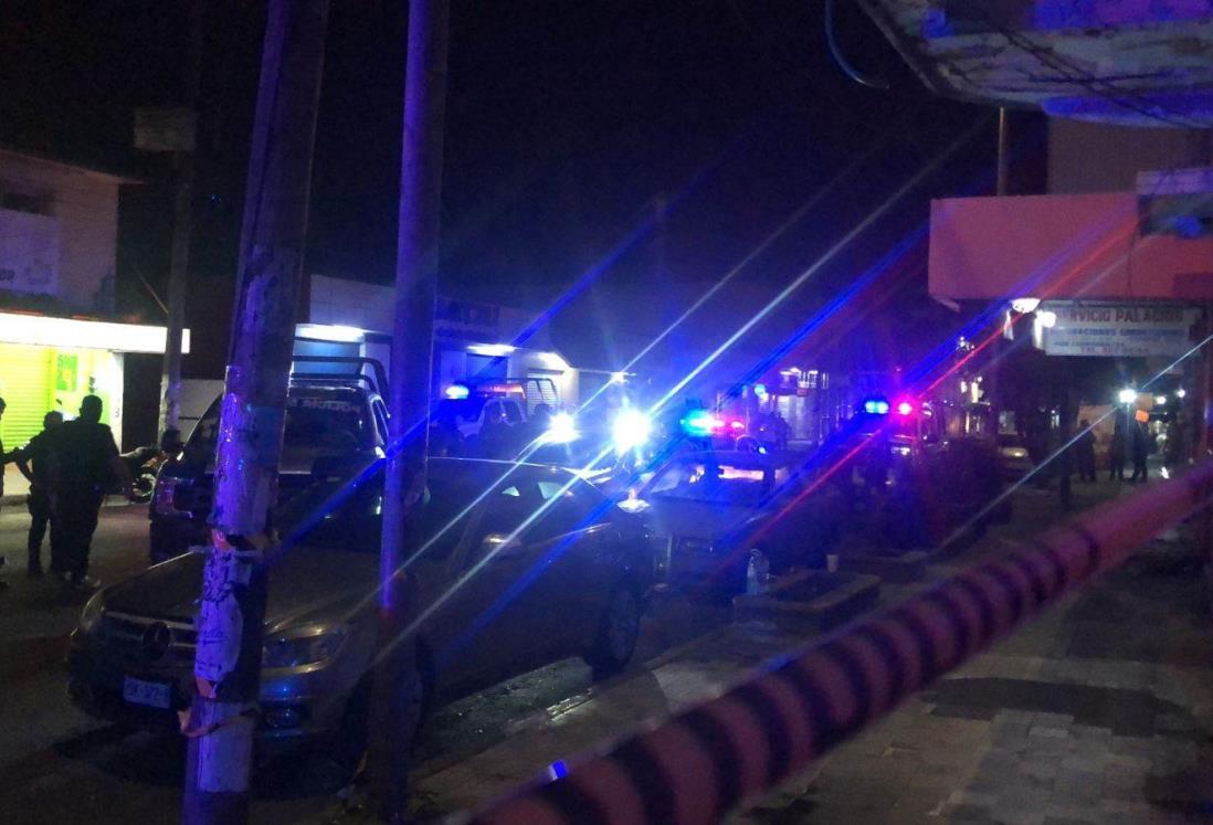 Jóvenes casi atropellan a policías en Veracruz; les ponchan las llantas para evitar que escapen