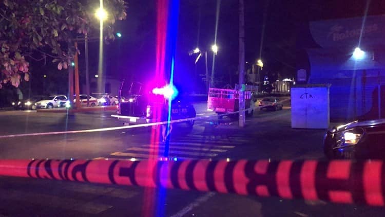 Jóvenes casi atropellan a policías en Veracruz; les ponchan las llantas para evitar que escapen