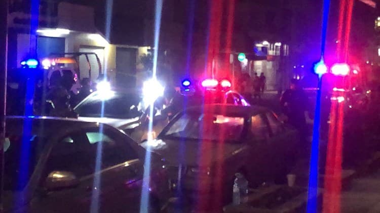 Jóvenes casi atropellan a policías en Veracruz; les ponchan las llantas para evitar que escapen