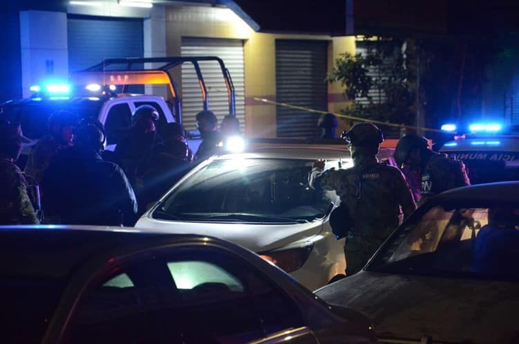 Jóvenes casi atropellan a policías en Veracruz; les ponchan las llantas para evitar que escapen
