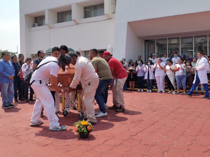 Entre aplausos y lágrimas despiden al médico Edgar Contreras 