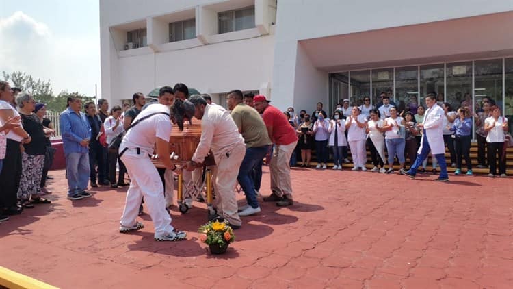 Entre aplausos y lágrimas, despiden en hospital de Nanchital al médico Edgar Contreras (+Video)