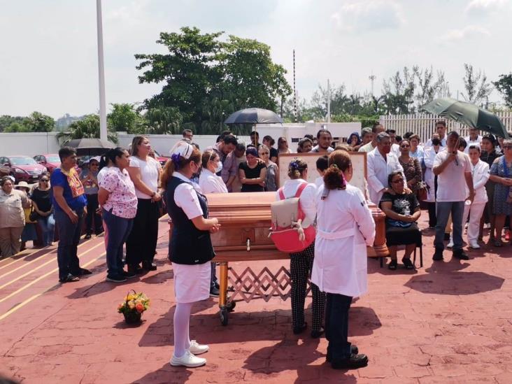 Entre aplausos y lágrimas despiden al médico Edgar Contreras 