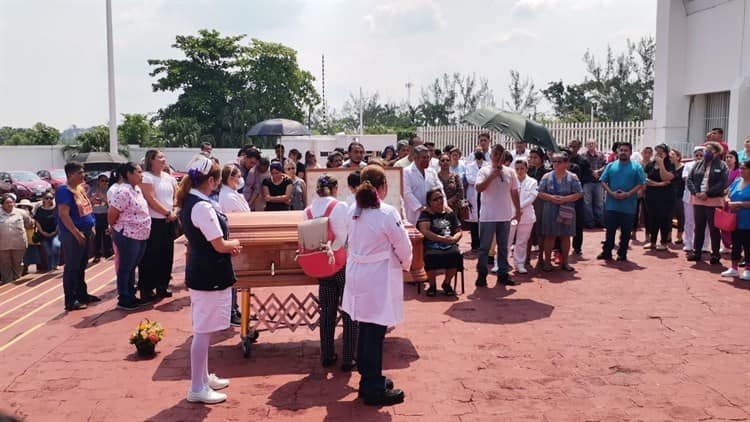 Entre aplausos y lágrimas, despiden en hospital de Nanchital al médico Edgar Contreras (+Video)