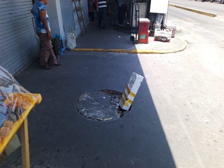 Con un pedazo de unicel, habitantes señalan registro roto en la zona de mercados de Veracruz