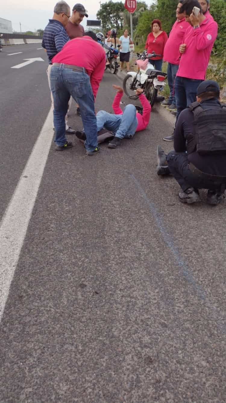 Trabajadores derrapan en su motocicleta en Puente Nacional