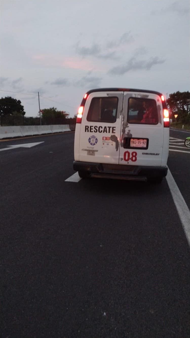 Trabajadores derrapan en su motocicleta en Puente Nacional