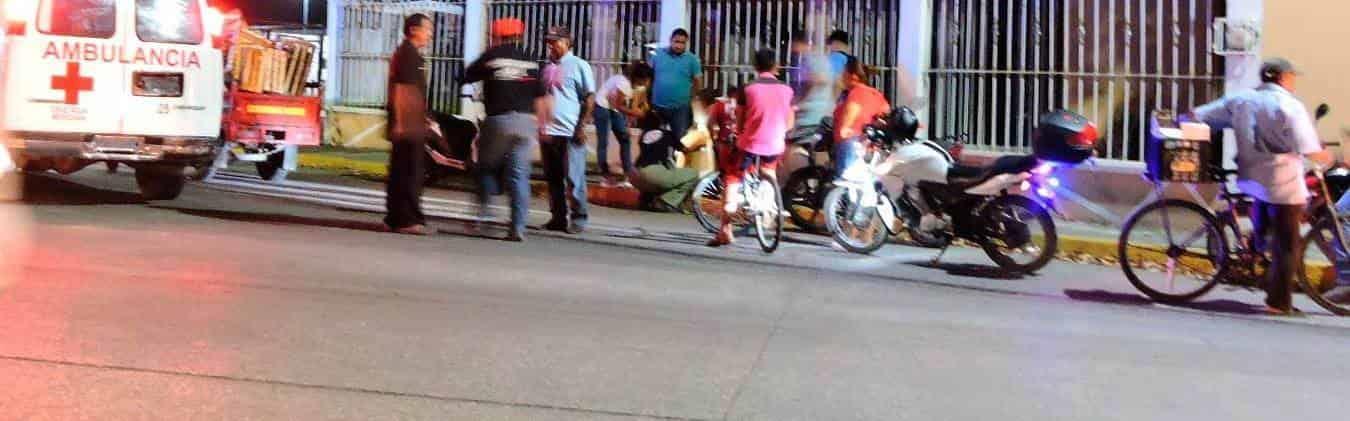 Madre e hija caen de su motocicleta en Tierra Blanca; había aceite regado