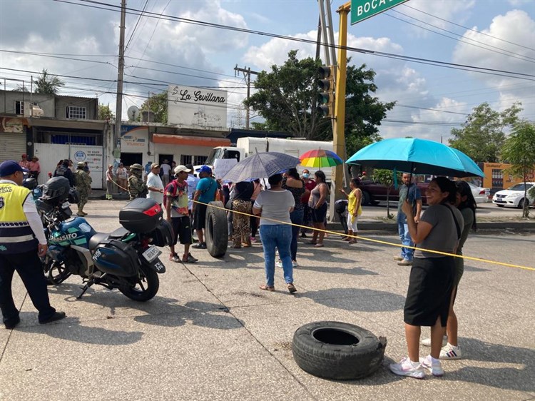 Bloquean padres de familia la avenida JB Lobos en Veracruz (+Video)