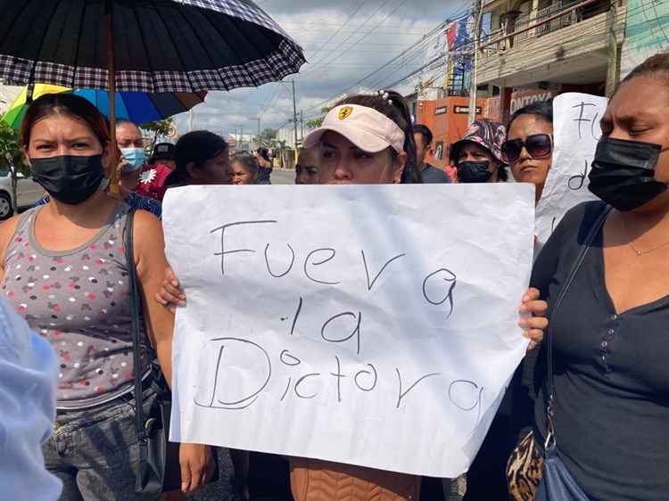 Bloquean padres de familia la avenida JB Lobos en Veracruz (+Video)