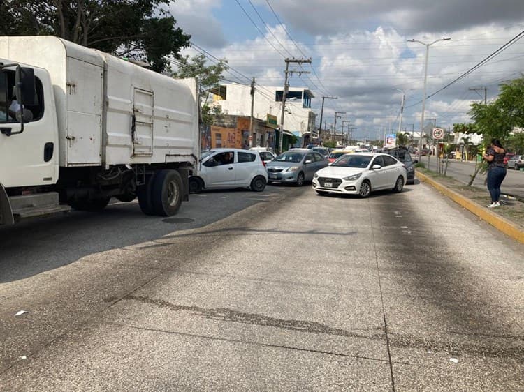 Bloquean padres de familia la avenida JB Lobos en Veracruz (+Video)