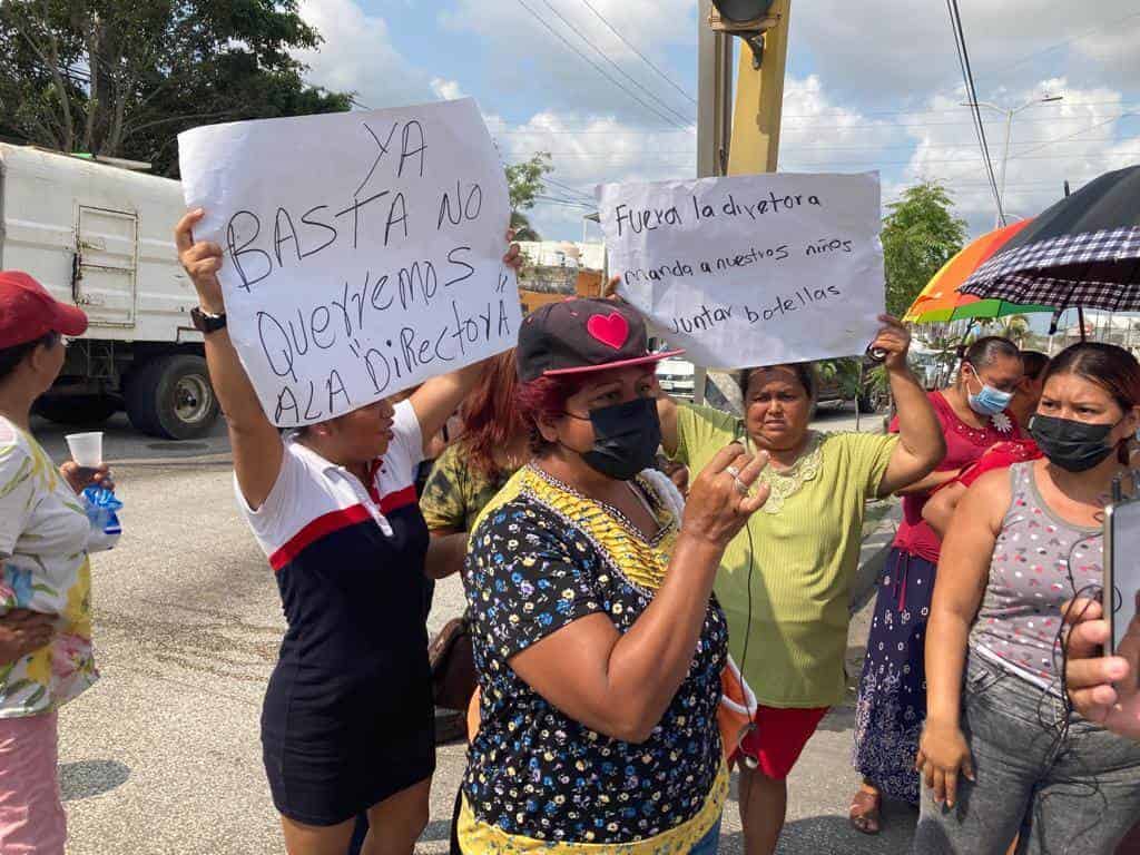 Bloquean padres de familia la avenida JB Lobos en Veracruz (+Video)