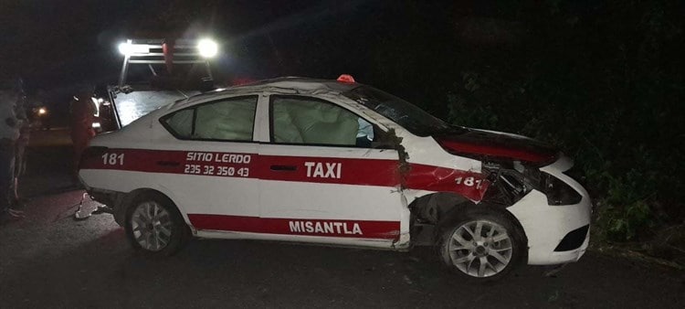 Vuelca taxi en carretera Misantla-Tenochtitlan