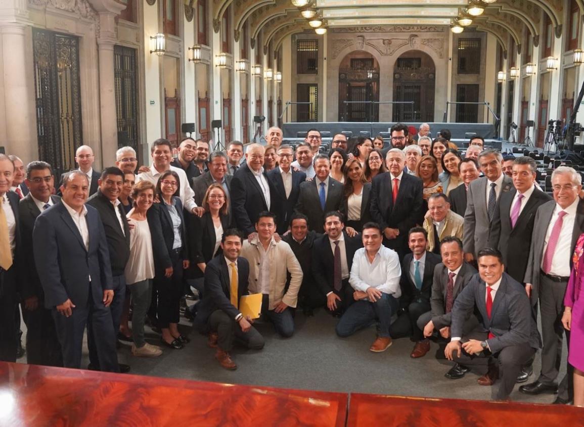 Presidente encabeza reunión con gobernadores y servidores públicos en Palacio Nacional