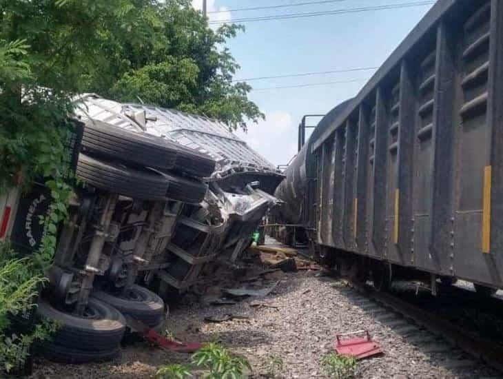 ¡Quiso ganarle! Camión fue impactado y arrastrado por el tren en Chinameca (+Video)