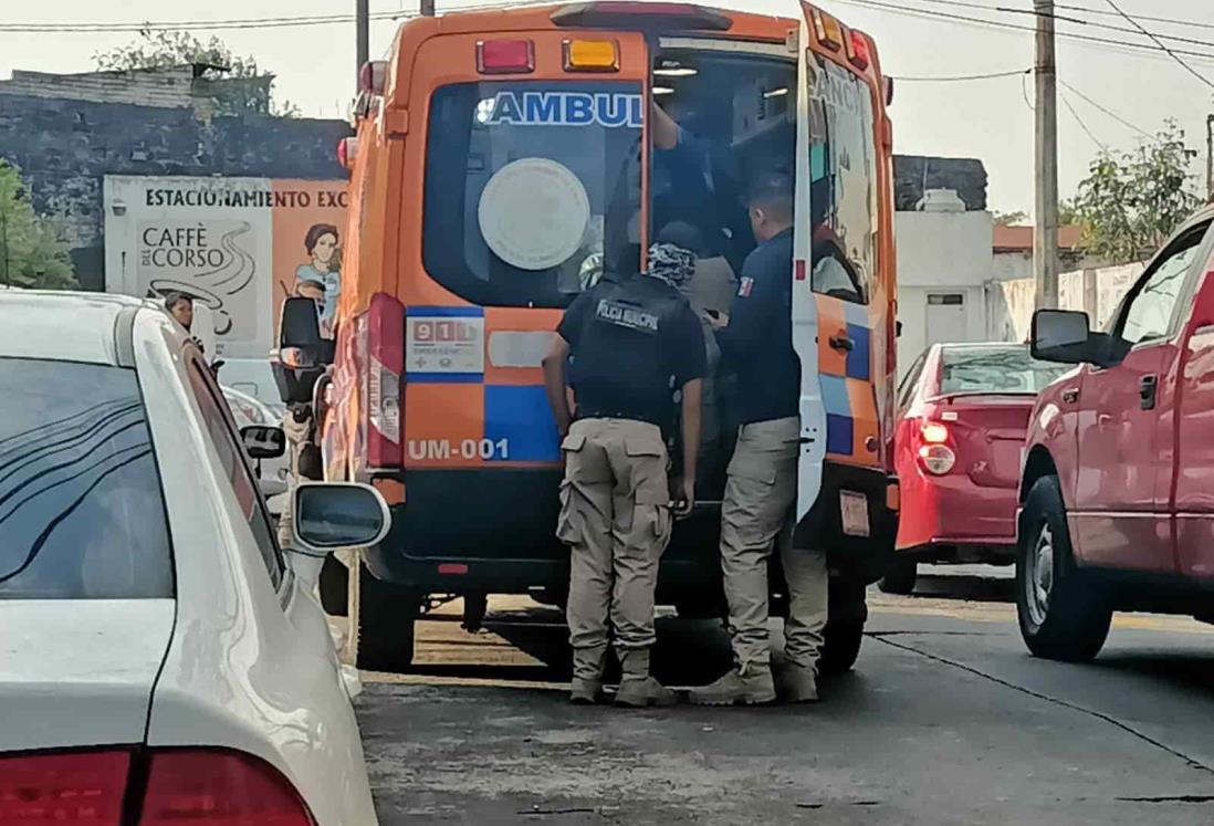 Auto arrolla a señora en la avenida Ávila Camacho, en Xalapa