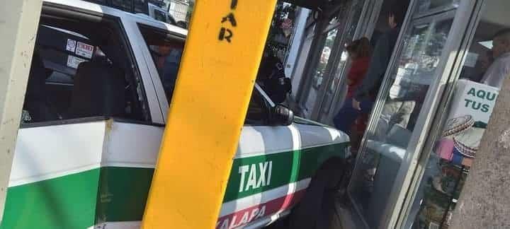 Taxi se sube a banqueta en Xalapa, y choca contra señalética