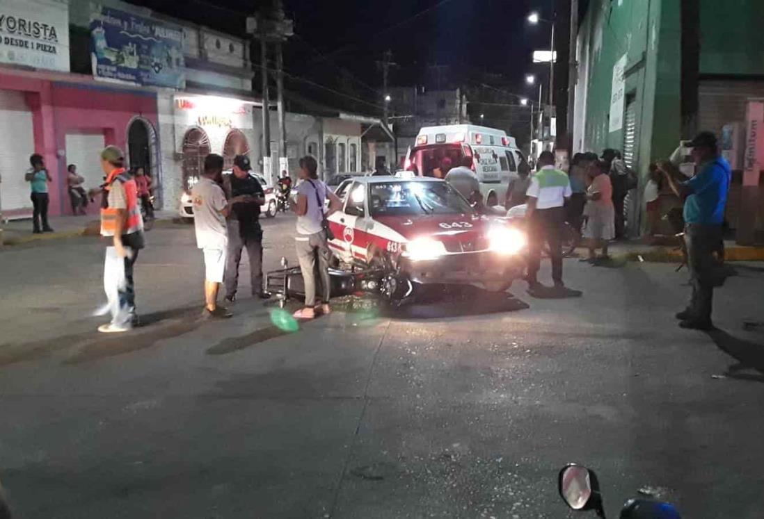 Taxi choca con motocicleta en calles de Tierra Blanca