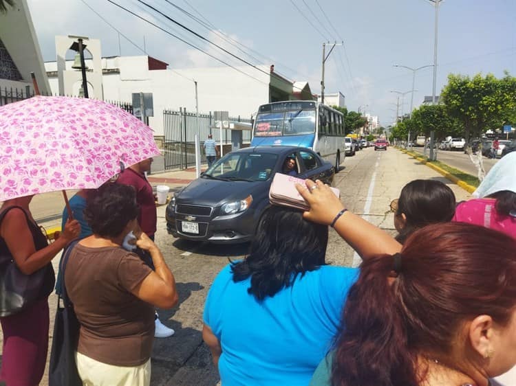 ¡Bloquean calles del centro! padres exigen reconstrucción de escuela en Coatza (+Video)