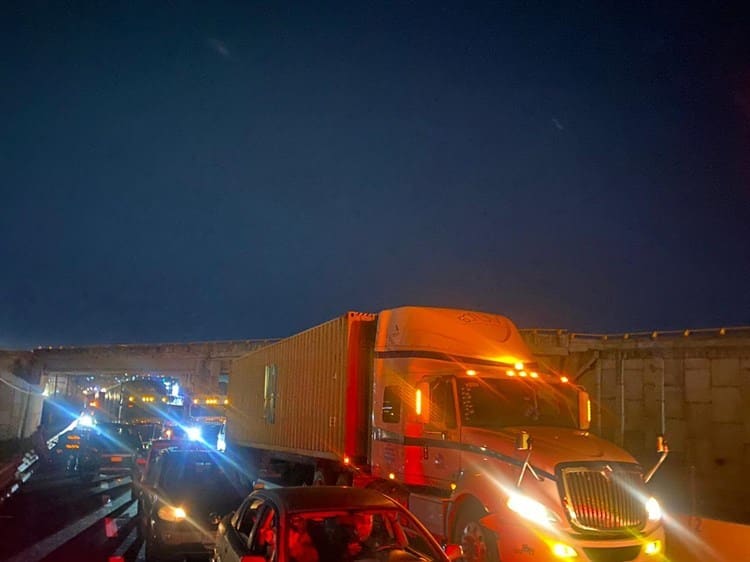 Bloquean por casi dos horas la carretera Veracruz-Cardel; ya están hartos de los apagones