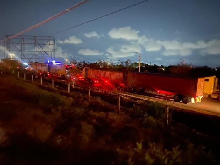 Bloquean por casi dos horas la carretera Veracruz-Cardel; ya están hartos de los apagones