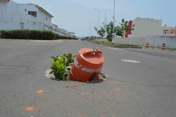 Conductores deben esquivar un registro sin tapa en Hacienda Los Portales para evitar caer