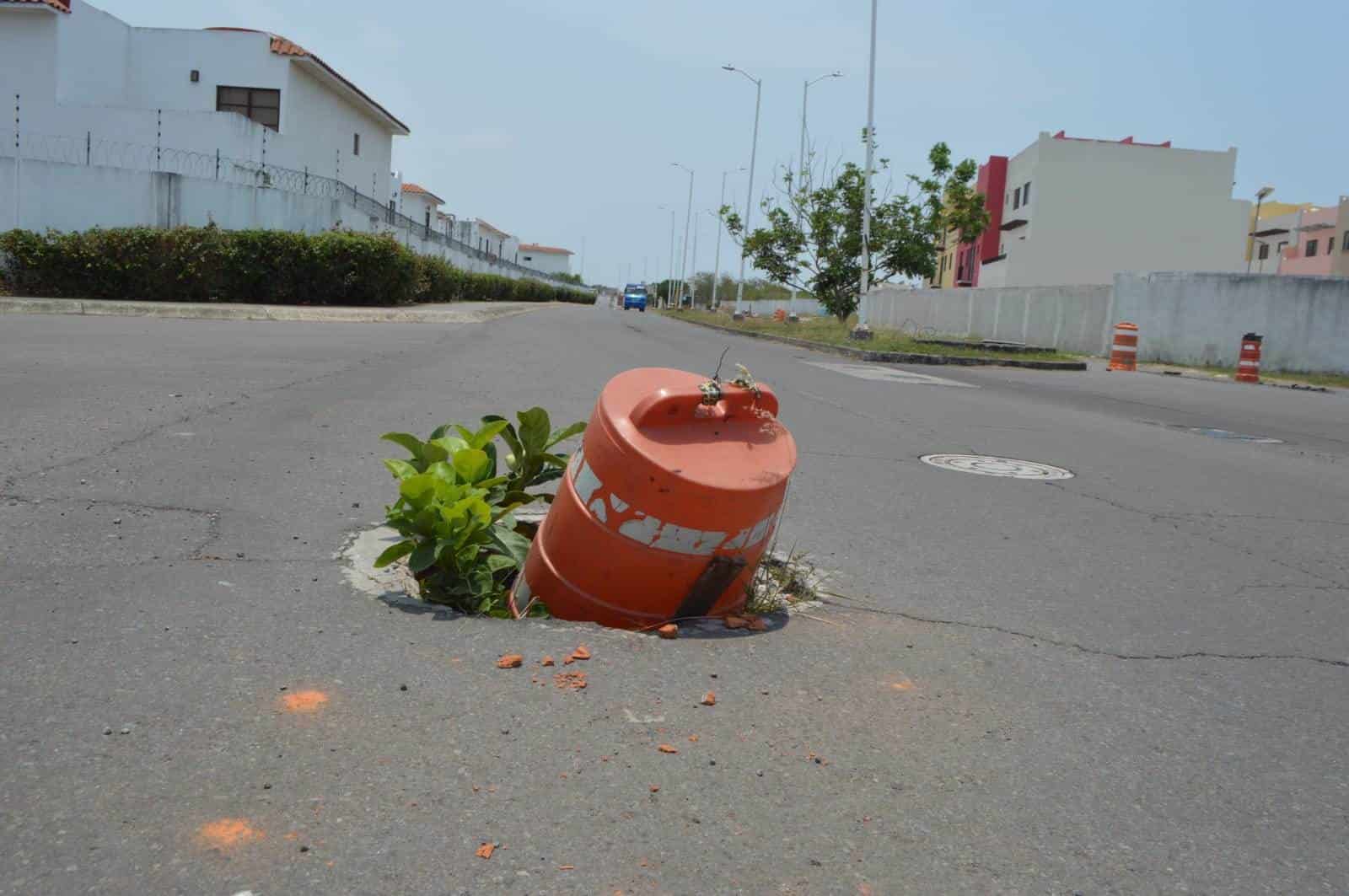 Conductores deben esquivar un registro sin tapa en Hacienda Los Portales para evitar caer