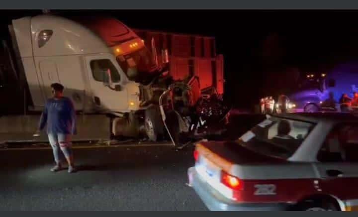 Tráiler impacta a dos automóviles en libramiento San Pancho en La Antigua