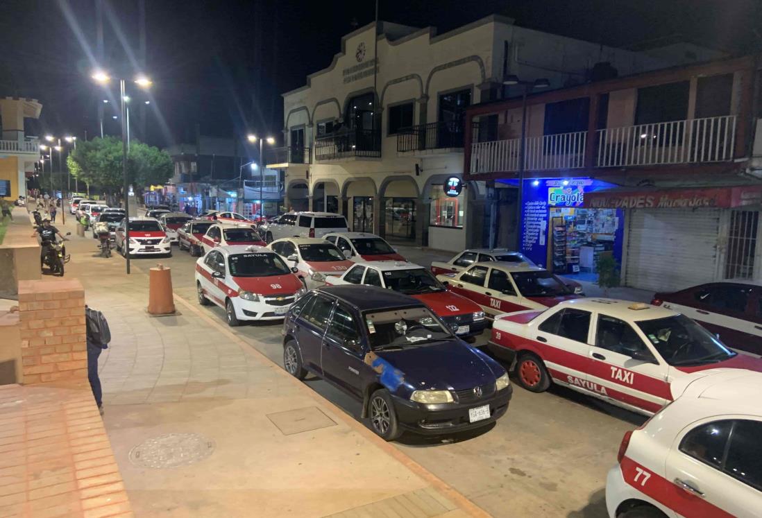 Taxistas se manifiestan contra alcaldesa de Sayula de Alemán