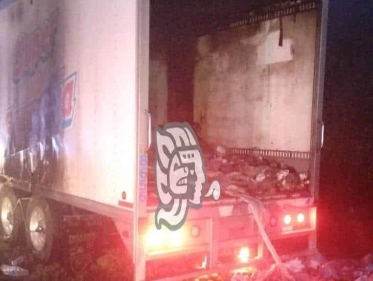 Rapiñan víveres tras incendio de tráiler en Cumbres de Maltrata