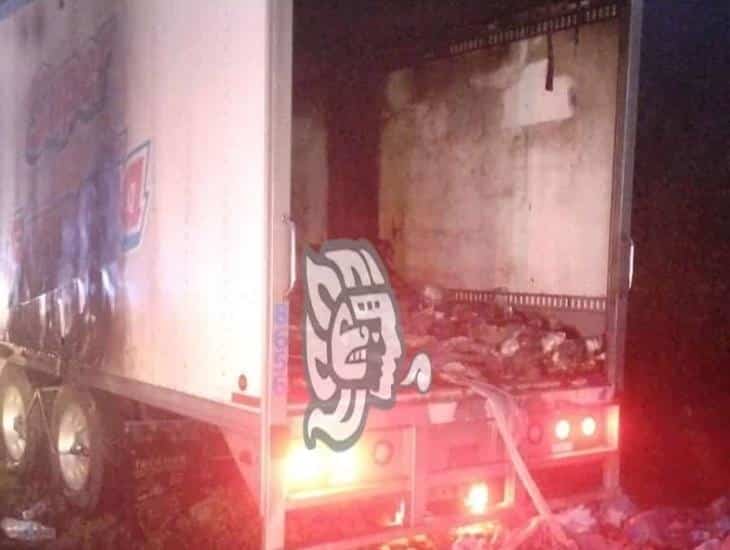 Se incendia tráiler en Cumbres de Maltrata; alcanzan a rapiñarlo