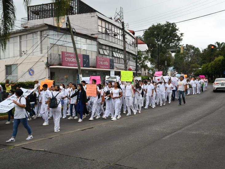 Personal de Salud bloquea centro de Xalapa en protesta (+video)